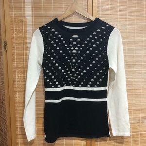 🚨 White/Black sweater 🚨